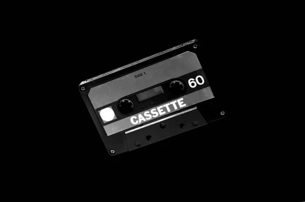 Karanlık arkaplanda eski siyah ses kaseti — Stok fotoğraf