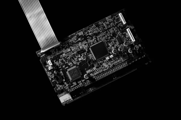 Πλακέτα κυκλώματος με καλωδιακές συνδέσεις σε σκούρο φόντο vi — Φωτογραφία Αρχείου
