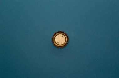 İçecek endüstrisi projeleri veya yiyecek ve içecek konuları için metalik şişe kapağı şablonu.