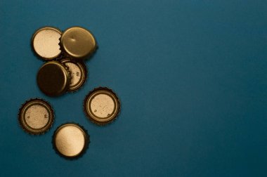 İçecek endüstrisi projeleri veya yiyecek ve içecek konuları için metalik şişe kapağı şablonu.
