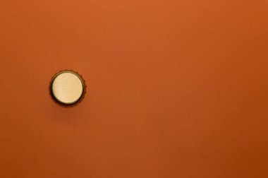 İçecek endüstrisi projeleri veya yiyecek ve içecek konuları için metalik şişe kapağı şablonu.