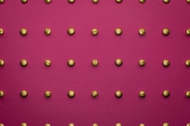 Sağlık projeleri veya tıp konuları için altın su toplayıcı şablonu ve haplar.