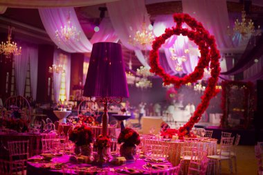 Zarif dekore edilmiş düğün masası seti.