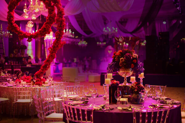 Элегантно украшенный свадебный стол
