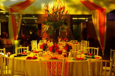 Zarif dekore edilmiş düğün masası seti.