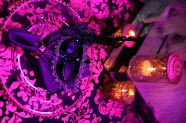 Zarif dekore edilmiş düğün masası seti.