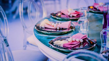 Zarif dekore edilmiş düğün masası seti.