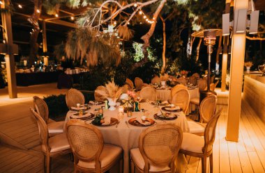 Zarif dekore edilmiş düğün masası seti.