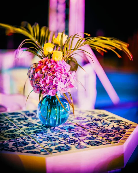 Blumendesign Bei Gala Oder Hochzeitsfeier — Stockfoto