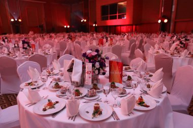 Zarif dekore edilmiş düğün masası seti.