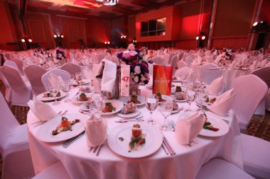 Zarif dekore edilmiş düğün masası seti.