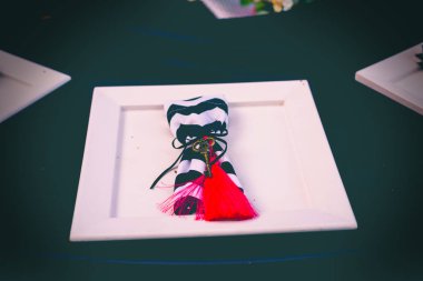 Zarif dekore edilmiş düğün masası seti.