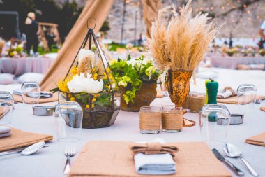 Zarif dekore edilmiş düğün masası seti.