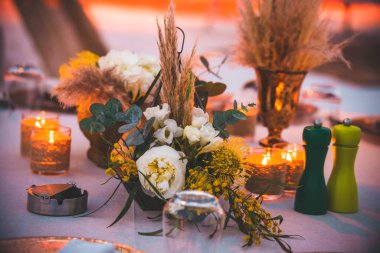 Kutlama, düğün, etkinlik veya doğum günü partisi için zarif bir çiçek süslemesi.