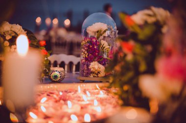 Kutlama, düğün, etkinlik veya doğum günü partisi için zarif bir çiçek süslemesi.