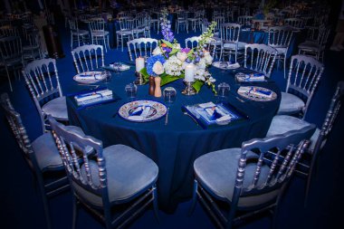 Zarif dekore edilmiş düğün masası seti.