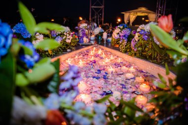 Kutlama, düğün, etkinlik veya doğum günü partisi için zarif bir çiçek süslemesi.