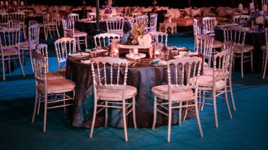 Zarif dekore edilmiş düğün masası seti.