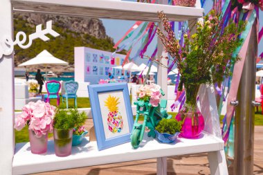 Kutlama, düğün, etkinlik veya doğum günü partisi için zarif bir çiçek süslemesi.