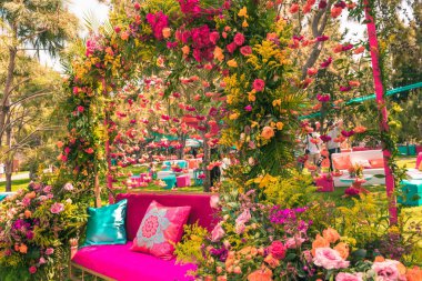 Kutlama, düğün, etkinlik veya doğum günü partisi için zarif bir çiçek süslemesi.