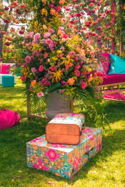 Kutlama, düğün, etkinlik veya doğum günü partisi için zarif bir çiçek süslemesi.