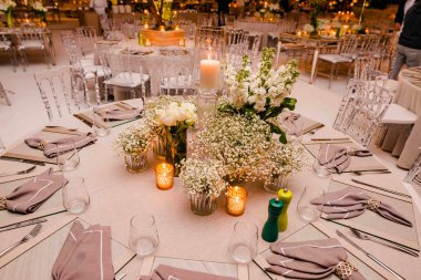 Kutlama, düğün, etkinlik veya doğum günü partisi için zarif bir çiçek süslemesi.