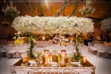 Kutlama, düğün, etkinlik veya doğum günü partisi için zarif bir çiçek süslemesi.