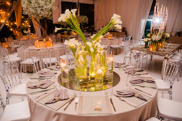 Элегантно украшенный свадебный стол
