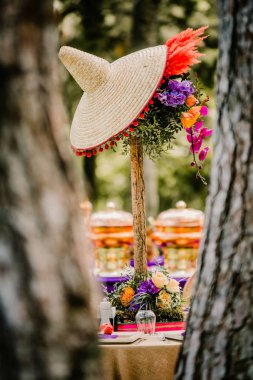 Kutlama, düğün, etkinlik veya doğum günü partisi için zarif bir çiçek süslemesi.