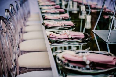 Zarif dekore edilmiş düğün masası seti.