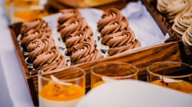 Piyasada lezzetli tatlı pasta.