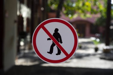 Hiç yaya trafik işareti yok.