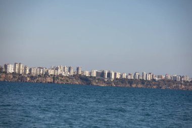 Türkiye 'nin Antalya kentindeki güzel mavi körfez ve uzun Konyaalti plajlarının havadan manzarası. Antalya, Türkiye 'nin Türk Rivierası üzerindeki en büyük uluslararası deniz tatil beldesi.