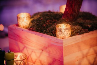 Kutlama ya da düğün gecesi için mum süsleme