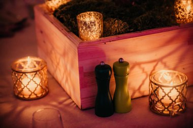 Kutlama ya da düğün gecesi için mum süsleme