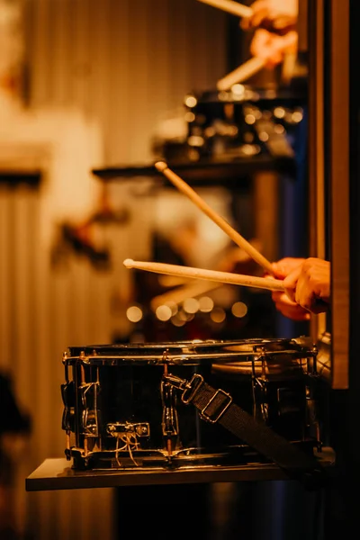 Drummer Drumt Prachtige Blauwe Achtergrond Met Lichtstralen Prachtige Verlichting Het — Stockfoto