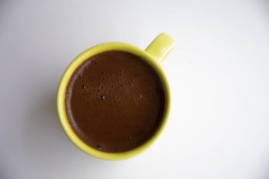 İzole edilmiş, beyaz arka plandaki yeşil kahve fincanını kapat. Kahverengi kahve köpüğü.