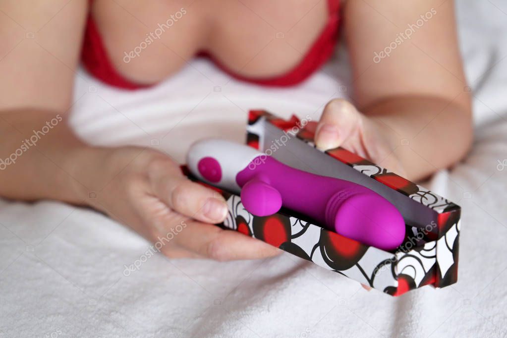 Donna Con Dildo Mano Sex Toy Giochi Adulti Ragazza Reggiseno - Foto Stock:  Foto, Immagini © olegpmr 317442100