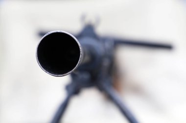 Makineli tüfeğin namlusu yakın çekim, seçici odaklanma. Askeri güç ve savaş kavramı