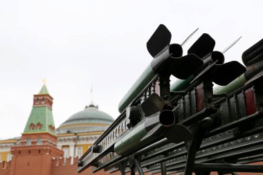 Red Square 'deki Moskova Kremlin' e karşı füze fırlatma sistemi. Rus ordusu kavramı.