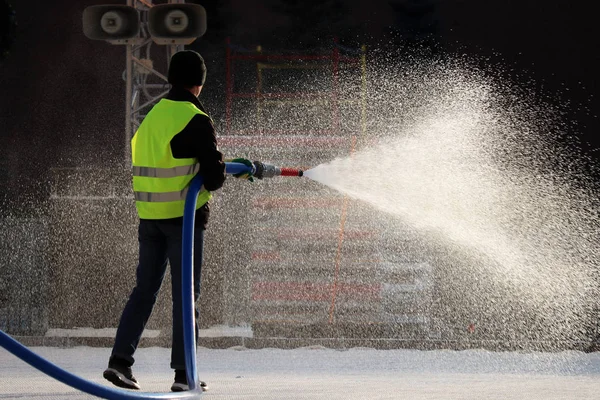 Trabajador Riego Una Manguera Aire Libre Jet Spray Agua Luz —  Fotos de Stock