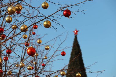 Moskova 'daki Kızıl Meydan' da Noel süslemeleri, seçici odaklanma. Kırmızı yıldızlı yeni yıl ağacı ve dallarda oyuncak topları Rusya 'da kış tatili.