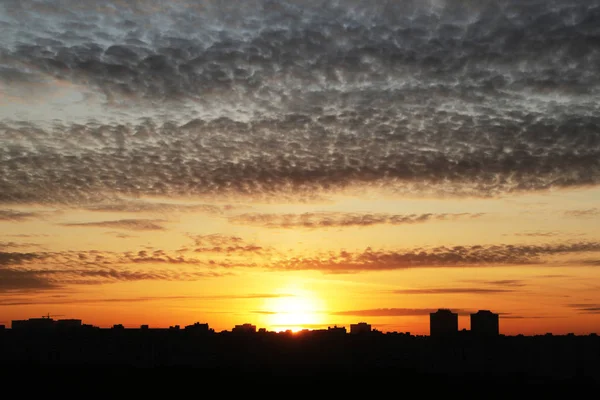 Закат Над Городом Сияющее Солнце Оранжевое Небо Темными Облаками Над — стоковое фото
