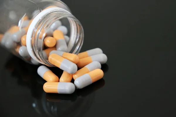 Pilules Dans Flacon Médicaments Capsules Sur Une Table Verre Sombre — Photo