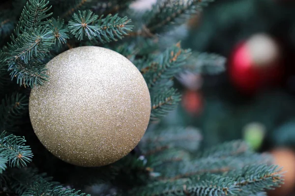 Pallone Natale Oro Rami Abete Albero Capodanno Con Decorazioni Festive — Foto Stock