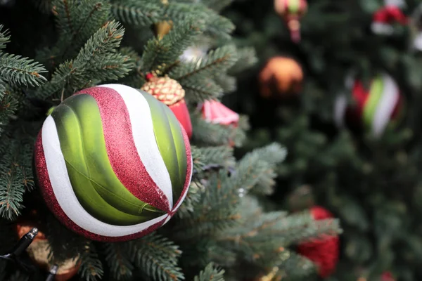 Juldekorationer Vintergata Nyårsträd Med Leksaksbollar Julens Magi — Stockfoto