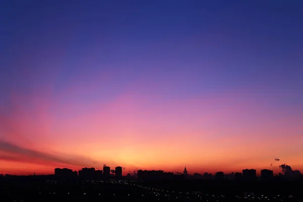 Восход Солнца Над Городом Живописный Вид Розово Голубое Небо Мягких — стоковое фото