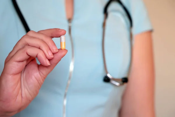 Femme Médecin Tenant Pilule Capsule Dans Main Féminine Gros Plan — Photo