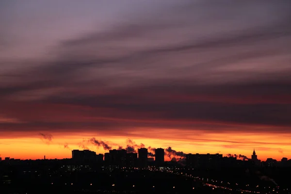 Восход Солнца Над Городом Живописный Вид Оранжевым Драматическим Небом Темные — стоковое фото