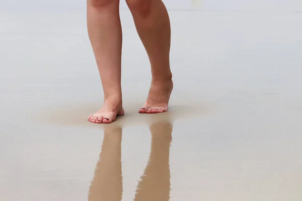 湿った砂の上にメスの足を産む ビーチを歩く女の子 海の海岸でジョギングの概念 ウェルネスと休暇 — ストック写真